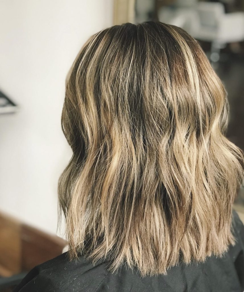 shorter wavy blonde hair with highlights in chattanooga