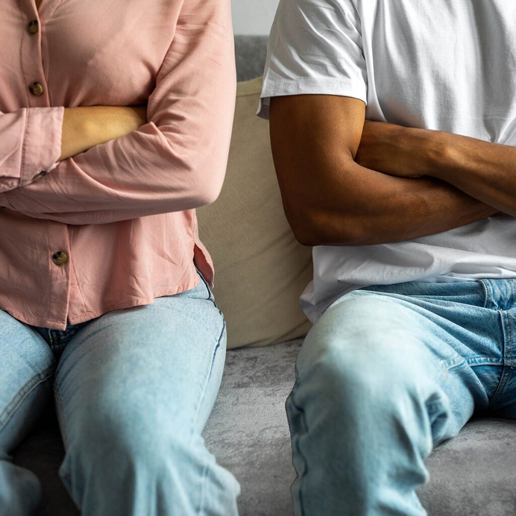 MAN AND WOMAN SITTING ANGRILY NEXT TO EACHOTHER, ANGRY ABOUT THEIR TOXIC RELATIONSHIP