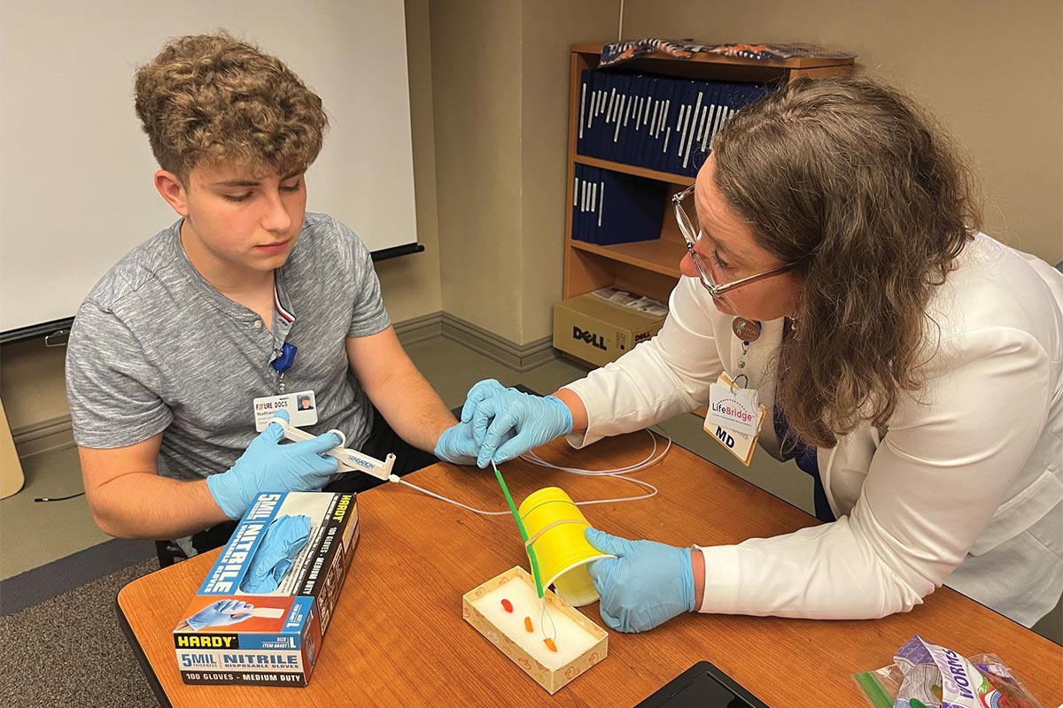 Dr. Shauna Lorenzo-Rivero shows a student how to use a snare to remove polyp-sized items.