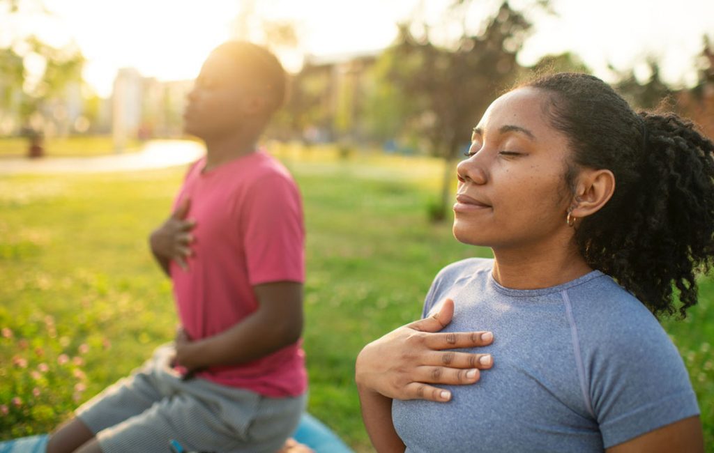 2 people meditating